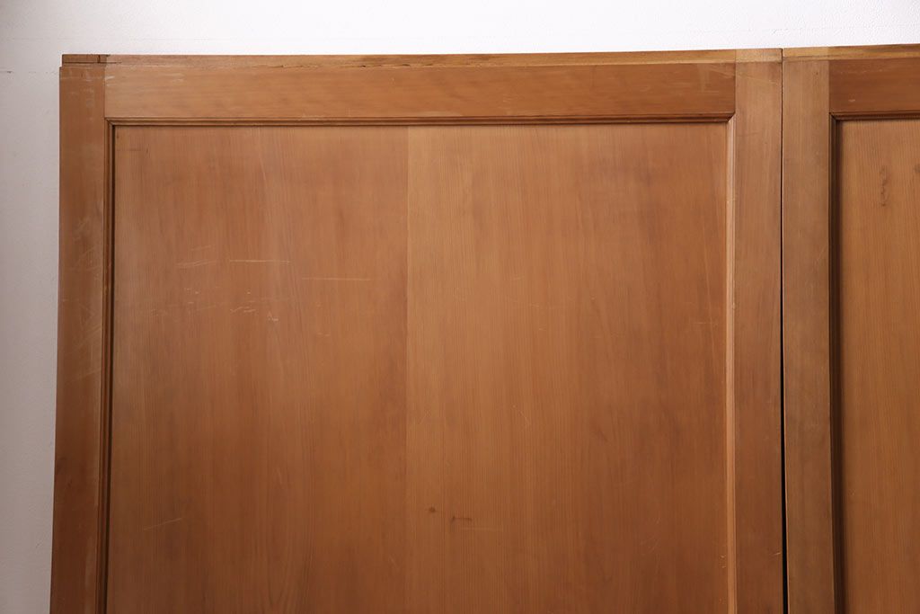 大正昭和初期の板戸4枚をリペア&カスタム!設置場所に合わせてリサイズ。戸車を取り付け。加工箇所のみ現状に近しい色味に着色し仕上げ。(引き戸、建具)