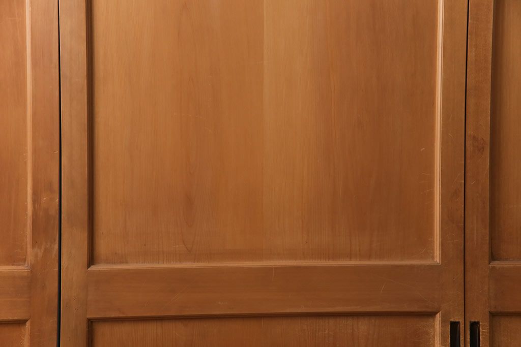 大正昭和初期の板戸4枚をリペア&カスタム!設置場所に合わせてリサイズ。戸車を取り付け。加工箇所のみ現状に近しい色味に着色し仕上げ。(引き戸、建具)