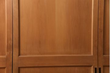 大正昭和初期の板戸4枚をリペア&カスタム!設置場所に合わせてリサイズ。戸車を取り付け。加工箇所のみ現状に近しい色味に着色し仕上げ。(引き戸、建具)