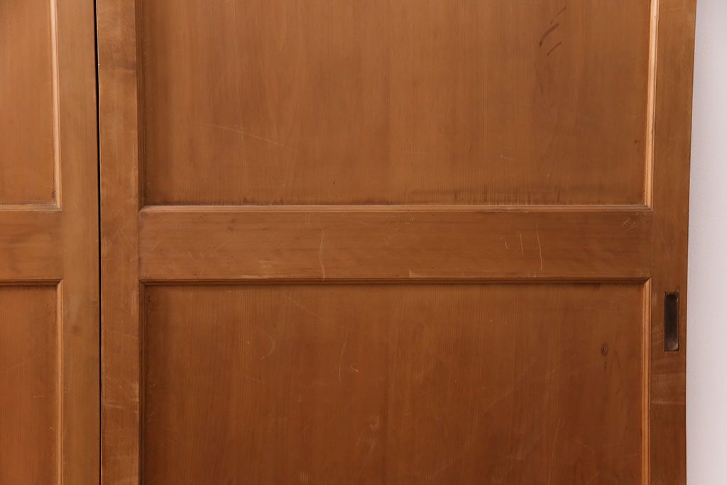 大正昭和初期の板戸4枚をリペア&カスタム!設置場所に合わせてリサイズ。戸車を取り付け。加工箇所のみ現状に近しい色味に着色し仕上げ。(引き戸、建具)