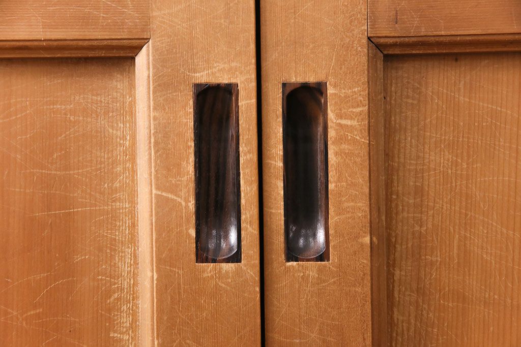 大正昭和初期の板戸4枚をリペア&カスタム!設置場所に合わせてリサイズ。戸車を取り付け。加工箇所のみ現状に近しい色味に着色し仕上げ。(引き戸、建具)