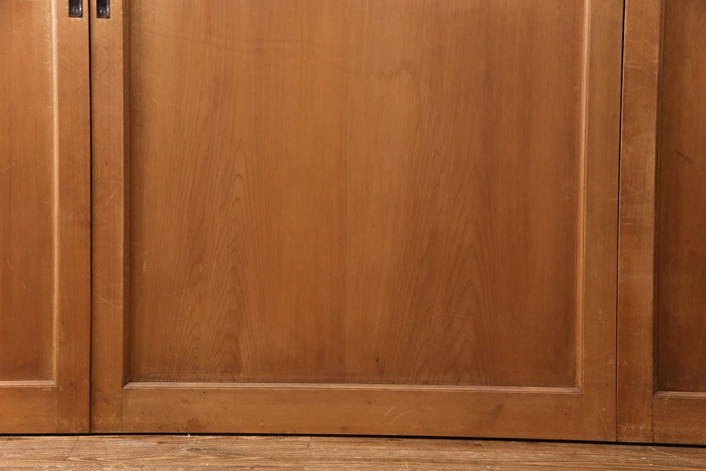 大正昭和初期の板戸4枚をリペア&カスタム!設置場所に合わせてリサイズ。戸車を取り付け。加工箇所のみ現状に近しい色味に着色し仕上げ。(引き戸、建具)