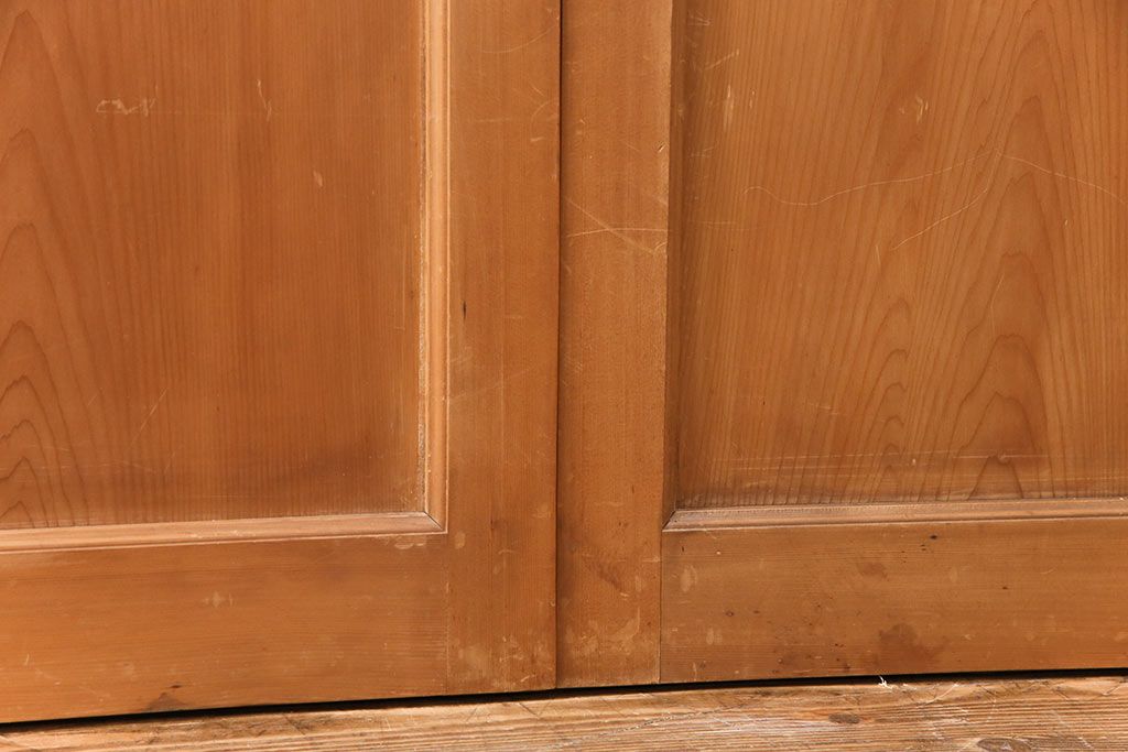 大正昭和初期の板戸4枚をリペア&カスタム!設置場所に合わせてリサイズ。戸車を取り付け。加工箇所のみ現状に近しい色味に着色し仕上げ。(引き戸、建具)