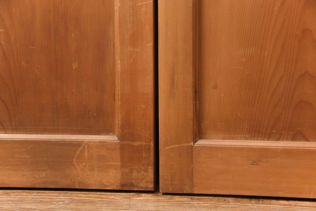 大正昭和初期の板戸4枚をリペア&カスタム!設置場所に合わせてリサイズ。戸車を取り付け。加工箇所のみ現状に近しい色味に着色し仕上げ。(引き戸、建具)