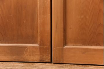 大正昭和初期の板戸4枚をリペア&カスタム!設置場所に合わせてリサイズ。戸車を取り付け。加工箇所のみ現状に近しい色味に着色し仕上げ。(引き戸、建具)