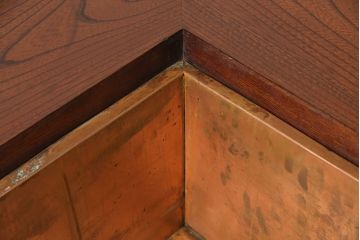 松本民芸家具のA型洋炉卓をリペア&カスタム!ショーケースとしても使用できるように付け替え可能な栗材の内箱、ガラス天板を製作。(火鉢)