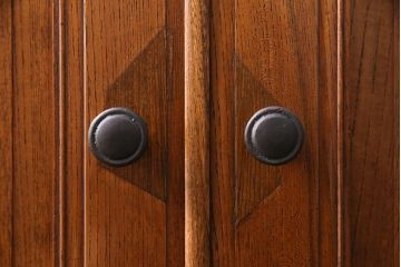 昭和初期の箪笥ローボードをリペア&カスタム!板戸を楕円形にくりぬき、結霜ガラスを組み入れ。天板、鉄脚、引き手を取り付け。取り外し可能な棚板を追加。現状に近しい色味に着色し仕上げ。(丸窓、サイドボード、収納棚)
