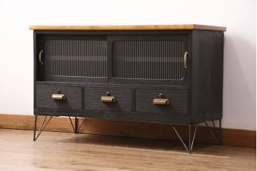 収納箪笥のテレビ台をリペア&カスタム!天板、引き手、鉄脚を取り付け。板戸をモールガラスのガラス戸に変更。取り外し可能な棚板を設置。背面穴開け加工。天板は明るめの茶色、本体はマットブラックでペイント仕上げ。(ローボード、収納棚、戸棚)