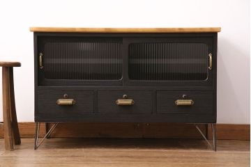 収納箪笥のテレビ台をリペア&カスタム!天板、引き手、鉄脚を取り付け。板戸をモールガラスのガラス戸に変更。取り外し可能な棚板を設置。背面穴開け加工。天板は明るめの茶色、本体はマットブラックでペイント仕上げ。(ローボード、収納棚、戸棚)