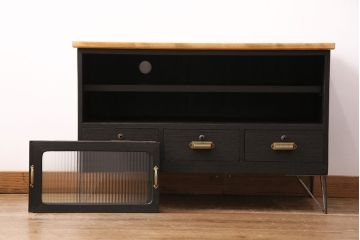 収納箪笥のテレビ台をリペア&カスタム!天板、引き手、鉄脚を取り付け。板戸をモールガラスのガラス戸に変更。取り外し可能な棚板を設置。背面穴開け加工。天板は明るめの茶色、本体はマットブラックでペイント仕上げ。(ローボード、収納棚、戸棚)