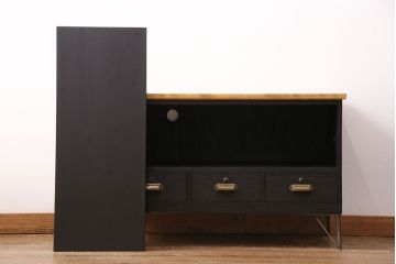 収納箪笥のテレビ台をリペア&カスタム!天板、引き手、鉄脚を取り付け。板戸をモールガラスのガラス戸に変更。取り外し可能な棚板を設置。背面穴開け加工。天板は明るめの茶色、本体はマットブラックでペイント仕上げ。(ローボード、収納棚、戸棚)