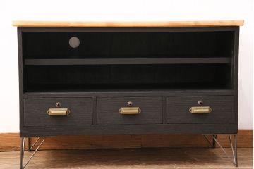 収納箪笥のテレビ台をリペア&カスタム!天板、引き手、鉄脚を取り付け。板戸をモールガラスのガラス戸に変更。取り外し可能な棚板を設置。背面穴開け加工。天板は明るめの茶色、本体はマットブラックでペイント仕上げ。(ローボード、収納棚、戸棚)