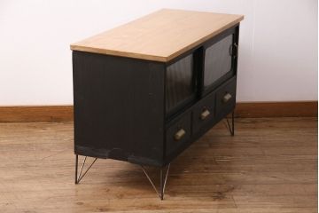 収納箪笥のテレビ台をリペア&カスタム!天板、引き手、鉄脚を取り付け。板戸をモールガラスのガラス戸に変更。取り外し可能な棚板を設置。背面穴開け加工。天板は明るめの茶色、本体はマットブラックでペイント仕上げ。(ローボード、収納棚、戸棚)