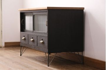 収納箪笥のテレビ台をリペア&カスタム!天板、引き手、鉄脚を取り付け。板戸をモールガラスのガラス戸に変更。取り外し可能な棚板を設置。背面穴開け加工。天板は明るめの茶色、本体はマットブラックでペイント仕上げ。(ローボード、収納棚、戸棚)