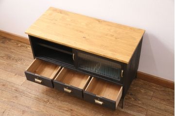 収納箪笥のテレビ台をリペア&カスタム!天板、引き手、鉄脚を取り付け。板戸をモールガラスのガラス戸に変更。取り外し可能な棚板を設置。背面穴開け加工。天板は明るめの茶色、本体はマットブラックでペイント仕上げ。(ローボード、収納棚、戸棚)