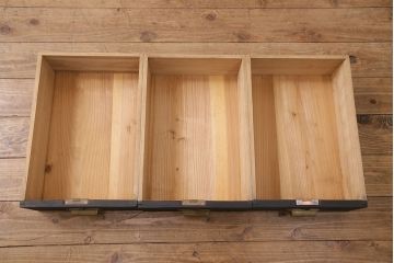 収納箪笥のテレビ台をリペア&カスタム!天板、引き手、鉄脚を取り付け。板戸をモールガラスのガラス戸に変更。取り外し可能な棚板を設置。背面穴開け加工。天板は明るめの茶色、本体はマットブラックでペイント仕上げ。(ローボード、収納棚、戸棚)