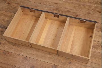 収納箪笥のテレビ台をリペア&カスタム!天板、引き手、鉄脚を取り付け。板戸をモールガラスのガラス戸に変更。取り外し可能な棚板を設置。背面穴開け加工。天板は明るめの茶色、本体はマットブラックでペイント仕上げ。(ローボード、収納棚、戸棚)