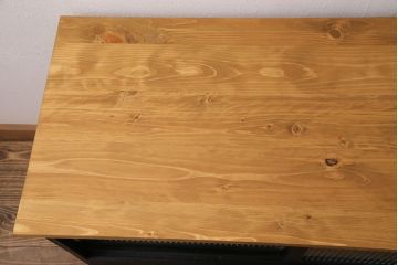 収納箪笥のテレビ台をリペア&カスタム!天板、引き手、鉄脚を取り付け。板戸をモールガラスのガラス戸に変更。取り外し可能な棚板を設置。背面穴開け加工。天板は明るめの茶色、本体はマットブラックでペイント仕上げ。(ローボード、収納棚、戸棚)