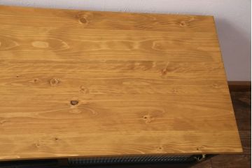 収納箪笥のテレビ台をリペア&カスタム!天板、引き手、鉄脚を取り付け。板戸をモールガラスのガラス戸に変更。取り外し可能な棚板を設置。背面穴開け加工。天板は明るめの茶色、本体はマットブラックでペイント仕上げ。(ローボード、収納棚、戸棚)