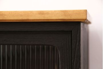 収納箪笥のテレビ台をリペア&カスタム!天板、引き手、鉄脚を取り付け。板戸をモールガラスのガラス戸に変更。取り外し可能な棚板を設置。背面穴開け加工。天板は明るめの茶色、本体はマットブラックでペイント仕上げ。(ローボード、収納棚、戸棚)