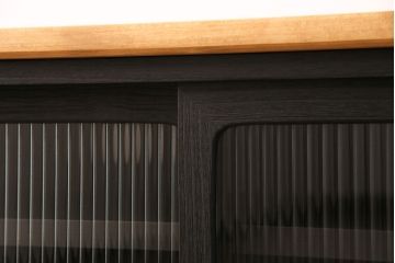 収納箪笥のテレビ台をリペア&カスタム!天板、引き手、鉄脚を取り付け。板戸をモールガラスのガラス戸に変更。取り外し可能な棚板を設置。背面穴開け加工。天板は明るめの茶色、本体はマットブラックでペイント仕上げ。(ローボード、収納棚、戸棚)