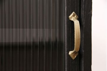 収納箪笥のテレビ台をリペア&カスタム!天板、引き手、鉄脚を取り付け。板戸をモールガラスのガラス戸に変更。取り外し可能な棚板を設置。背面穴開け加工。天板は明るめの茶色、本体はマットブラックでペイント仕上げ。(ローボード、収納棚、戸棚)