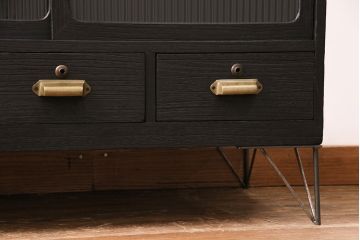 収納箪笥のテレビ台をリペア&カスタム!天板、引き手、鉄脚を取り付け。板戸をモールガラスのガラス戸に変更。取り外し可能な棚板を設置。背面穴開け加工。天板は明るめの茶色、本体はマットブラックでペイント仕上げ。(ローボード、収納棚、戸棚)