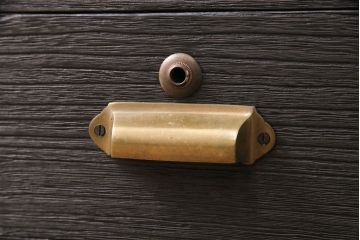 収納箪笥のテレビ台をリペア&カスタム!天板、引き手、鉄脚を取り付け。板戸をモールガラスのガラス戸に変更。取り外し可能な棚板を設置。背面穴開け加工。天板は明るめの茶色、本体はマットブラックでペイント仕上げ。(ローボード、収納棚、戸棚)