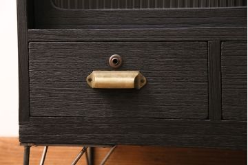 収納箪笥のテレビ台をリペア&カスタム!天板、引き手、鉄脚を取り付け。板戸をモールガラスのガラス戸に変更。取り外し可能な棚板を設置。背面穴開け加工。天板は明るめの茶色、本体はマットブラックでペイント仕上げ。(ローボード、収納棚、戸棚)