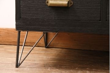 収納箪笥のテレビ台をリペア&カスタム!天板、引き手、鉄脚を取り付け。板戸をモールガラスのガラス戸に変更。取り外し可能な棚板を設置。背面穴開け加工。天板は明るめの茶色、本体はマットブラックでペイント仕上げ。(ローボード、収納棚、戸棚)