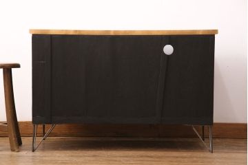 収納箪笥のテレビ台をリペア&カスタム!天板、引き手、鉄脚を取り付け。板戸をモールガラスのガラス戸に変更。取り外し可能な棚板を設置。背面穴開け加工。天板は明るめの茶色、本体はマットブラックでペイント仕上げ。(ローボード、収納棚、戸棚)