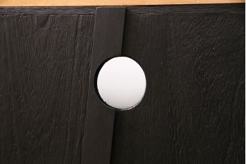 収納箪笥のテレビ台をリペア&カスタム!天板、引き手、鉄脚を取り付け。板戸をモールガラスのガラス戸に変更。取り外し可能な棚板を設置。背面穴開け加工。天板は明るめの茶色、本体はマットブラックでペイント仕上げ。(ローボード、収納棚、戸棚)