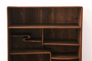 昭和中期の茶棚の見た目を変えずに綺麗にリペア!可動部の調整。現状に近しい色味に着色し、ウレタン塗膜、ワックス仕上げ。(しゅうのうだな、とだな、茶箪笥)