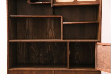 昭和中期の茶棚の見た目を変えずに綺麗にリペア!可動部の調整。現状に近しい色味に着色し、ウレタン塗膜、ワックス仕上げ。(しゅうのうだな、とだな、茶箪笥)