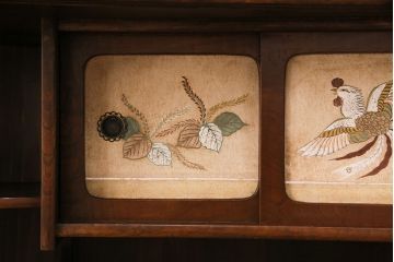 昭和中期の茶棚の見た目を変えずに綺麗にリペア!可動部の調整。現状に近しい色味に着色し、ウレタン塗膜、ワックス仕上げ。(しゅうのうだな、とだな、茶箪笥)