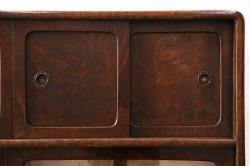 昭和中期の茶棚の見た目を変えずに綺麗にリペア!可動部の調整。現状に近しい色味に着色し、ウレタン塗膜、ワックス仕上げ。(しゅうのうだな、とだな、茶箪笥)