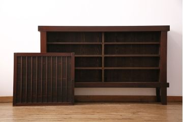 明治期の水屋箪笥をリペア&カスタム!収納部をセパレートさせ、棚板を新たに製作。框の耳の間を埋め木加工した天板を取り付け。1トーン落ち着いた色味に着色し仕上げ。(収納棚、戸棚、食器棚、下駄箱)
