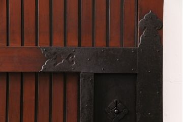 明治期の蔵戸をリペア&カスタム!設置場所に合わせてリサイズ。金具は黒色に着色。(玄関戸、引き戸、建具)