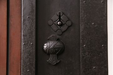 明治期の蔵戸をリペア&カスタム!設置場所に合わせてリサイズ。金具は黒色に着色。(玄関戸、引き戸、建具)