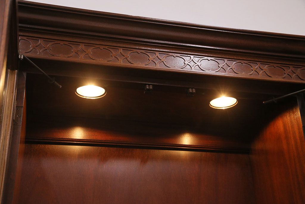 ヒッコリーチェアの照明付きキャビネットをリペア&カスタム!可動式のガラス棚板を3枚追加。(初期棚、カップボード、キャビネット)