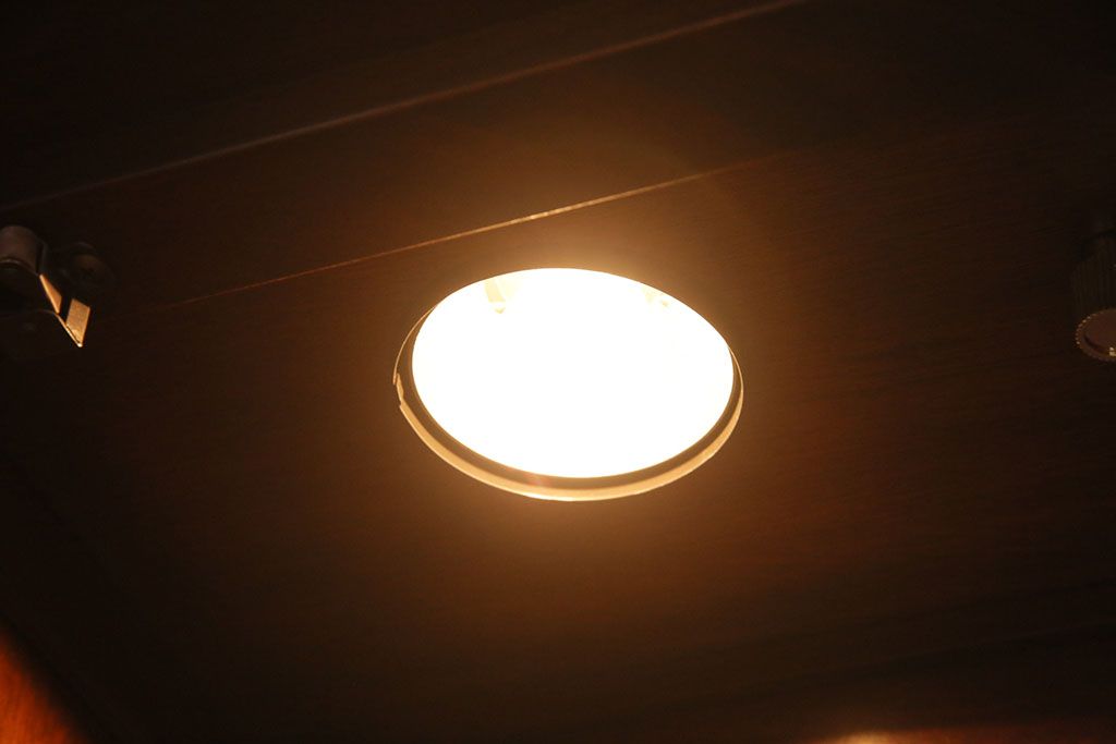 ヒッコリーチェアの照明付きキャビネットをリペア&カスタム!可動式のガラス棚板を3枚追加。(初期棚、カップボード、キャビネット)