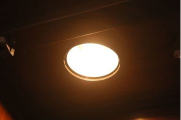 ヒッコリーチェアの照明付きキャビネットをリペア&カスタム!可動式のガラス棚板を3枚追加。(初期棚、カップボード、キャビネット)