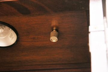 ヒッコリーチェアの照明付きキャビネットをリペア&カスタム!可動式のガラス棚板を3枚追加。(初期棚、カップボード、キャビネット)