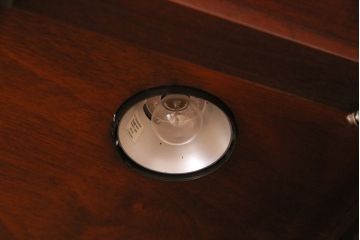 ヒッコリーチェアの照明付きキャビネットをリペア&カスタム!可動式のガラス棚板を3枚追加。(初期棚、カップボード、キャビネット)