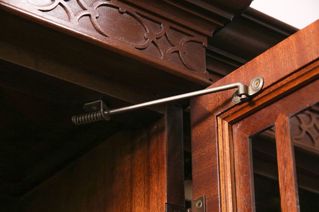 ヒッコリーチェアの照明付きキャビネットをリペア&カスタム!可動式のガラス棚板を3枚追加。(初期棚、カップボード、キャビネット)