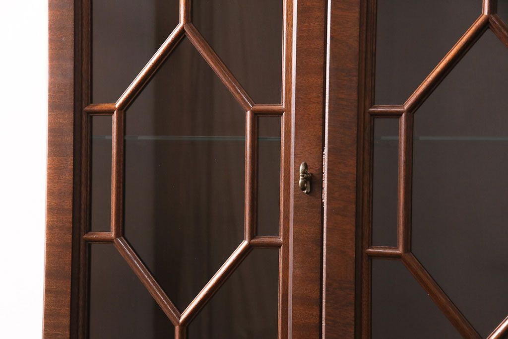 ヒッコリーチェアの照明付きキャビネットをリペア&カスタム!可動式のガラス棚板を3枚追加。(初期棚、カップボード、キャビネット)