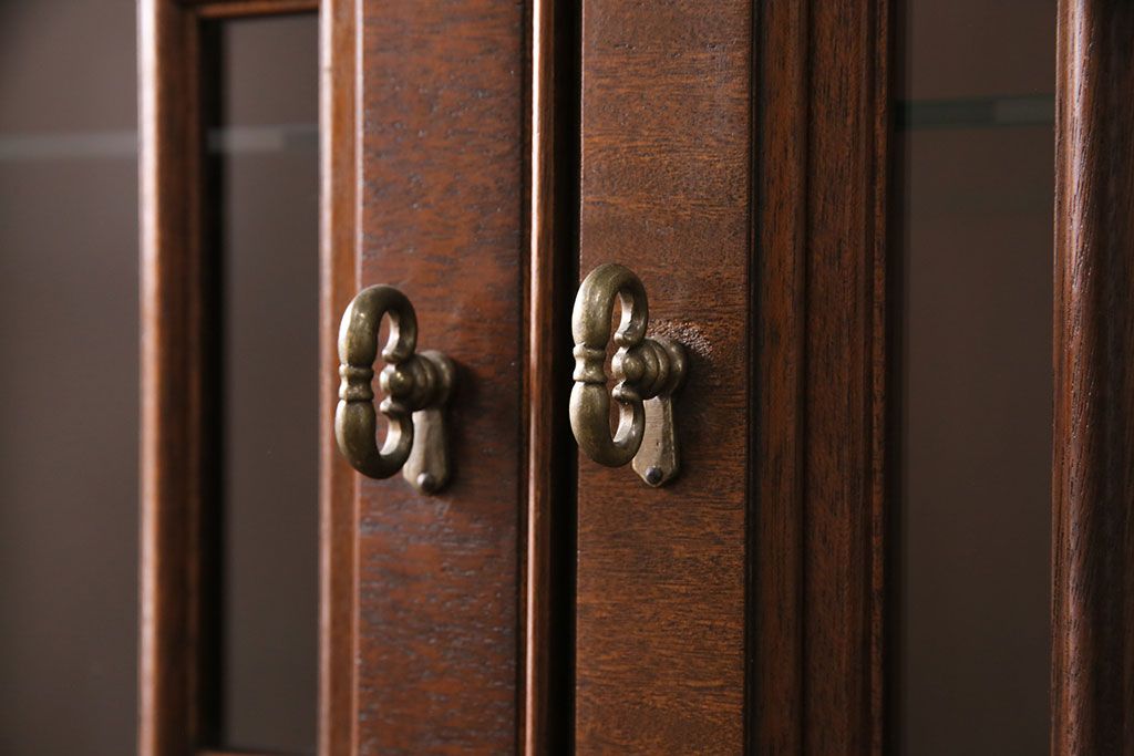 ヒッコリーチェアの照明付きキャビネットをリペア&カスタム!可動式のガラス棚板を3枚追加。(初期棚、カップボード、キャビネット)