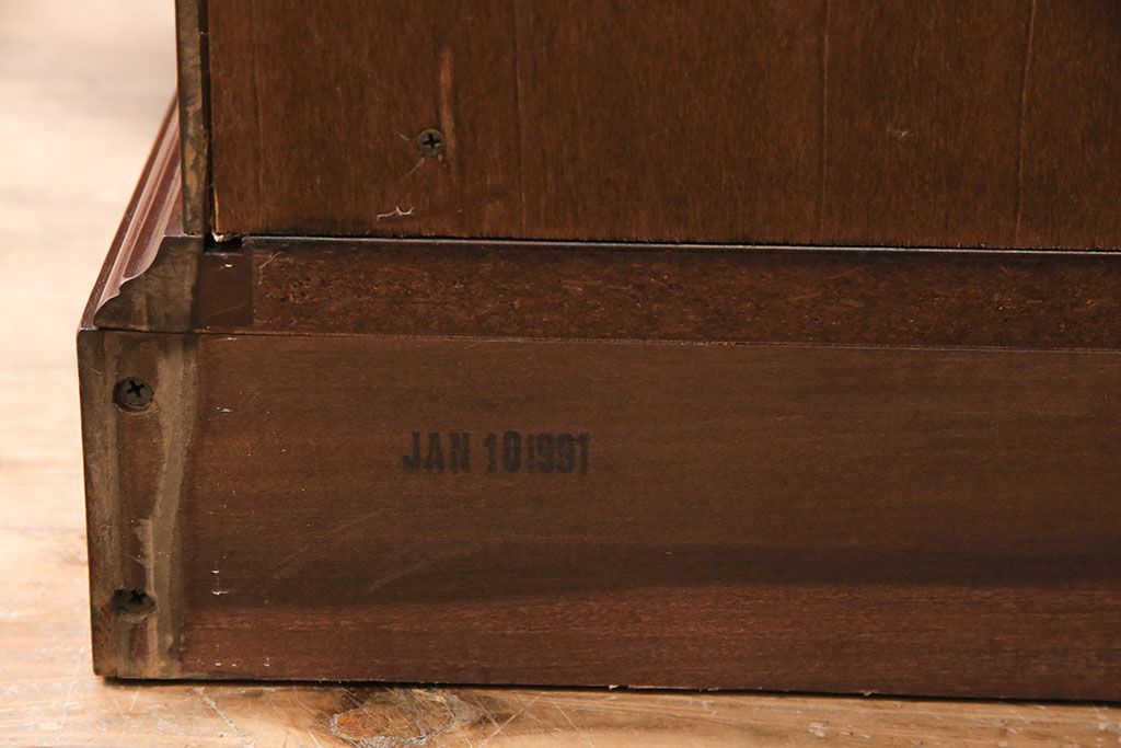 ヒッコリーチェアの照明付きキャビネットをリペア&カスタム!可動式のガラス棚板を3枚追加。(初期棚、カップボード、キャビネット)