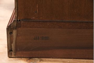 ヒッコリーチェアの照明付きキャビネットをリペア&カスタム!可動式のガラス棚板を3枚追加。(初期棚、カップボード、キャビネット)