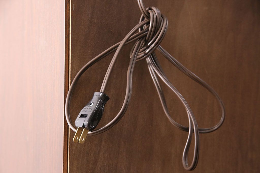 ヒッコリーチェアの照明付きキャビネットをリペア&カスタム!可動式のガラス棚板を3枚追加。(初期棚、カップボード、キャビネット)